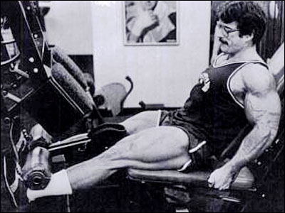 Mike Mentzer performing leg extensions